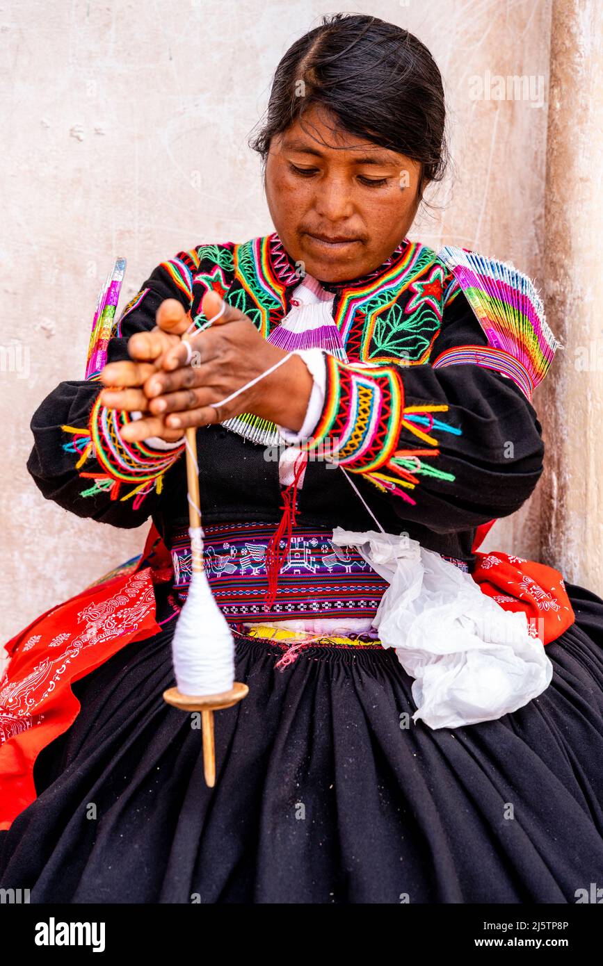 Une femme Taquileno tournant la laine, île Taquile, lac Titicaca, Puno, Pérou. Banque D'Images