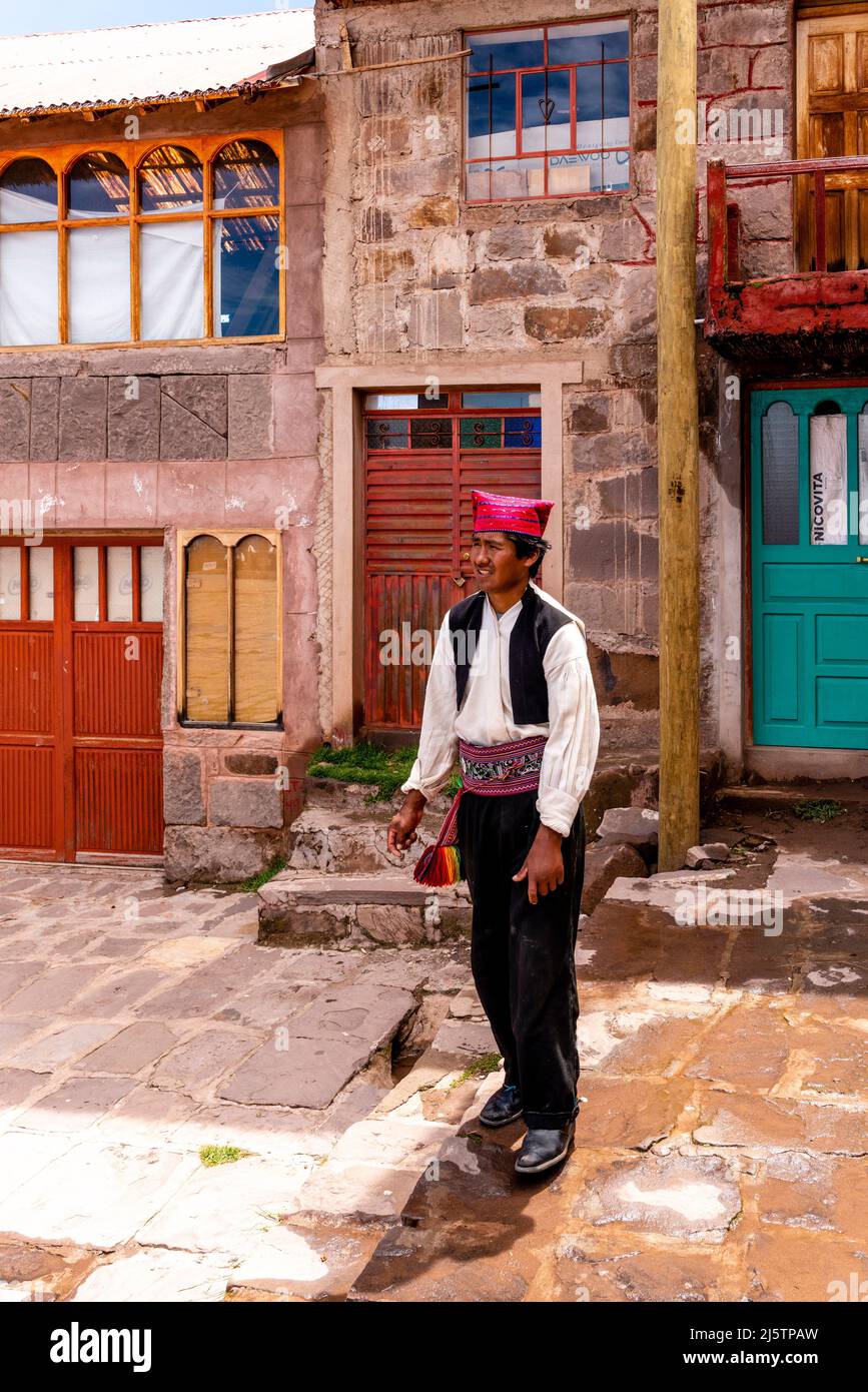Un jeune homme Taquileno en costume traditionnel, île Taquile, lac Titicaca, Puno, Pérou. Banque D'Images
