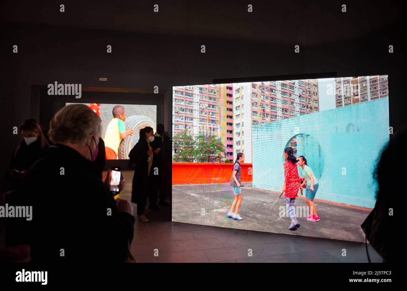 VENISE, ITALIE - avril 20 : vue de l'installation vidéo de l'artiste belge Francis Alys inspiré par les Jeux pour enfants de Bruegel le 20 avril 2022 Banque D'Images
