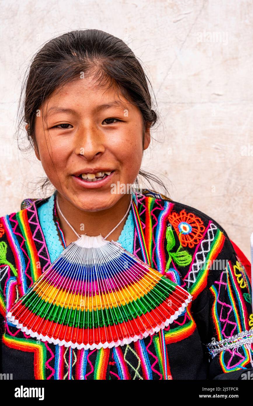 Une jeune femme Taquileno en costume traditionnel, île de Taquile, lac Titicaca, Puno, Pérou. Banque D'Images