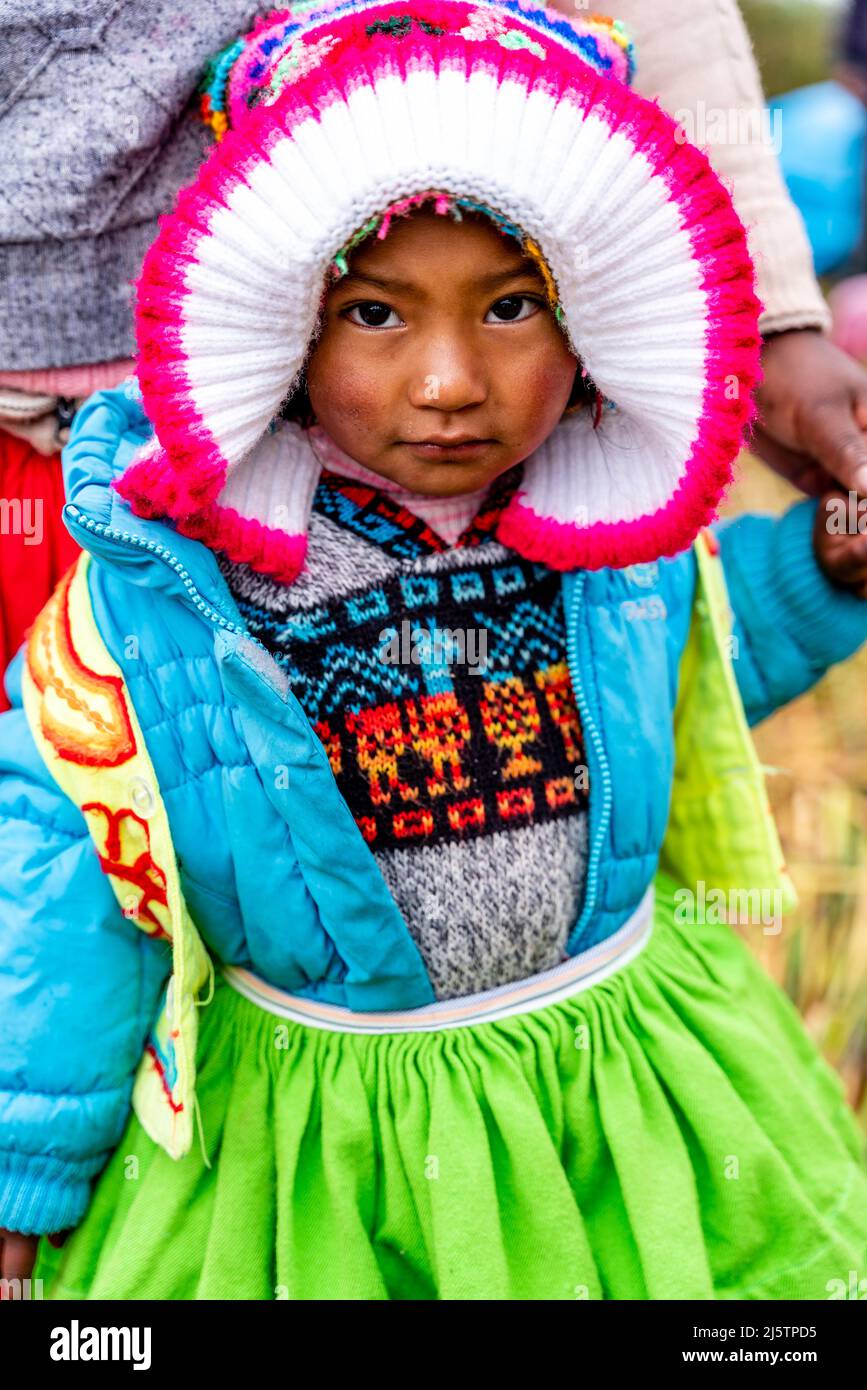 Un enfant Uros sur les îles flottantes Uros, lac Titicaca, Puno, Pérou. Banque D'Images