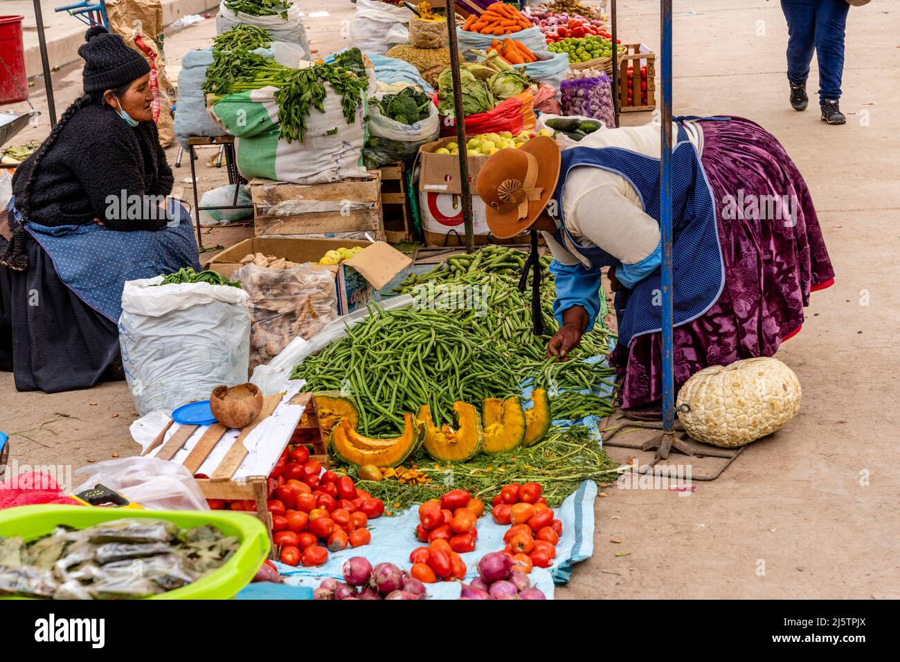 Les femmes de la région achètent des fruits et des légumes à Un marché de rue, Puno, province de Puno, Pérou. Banque D'Images