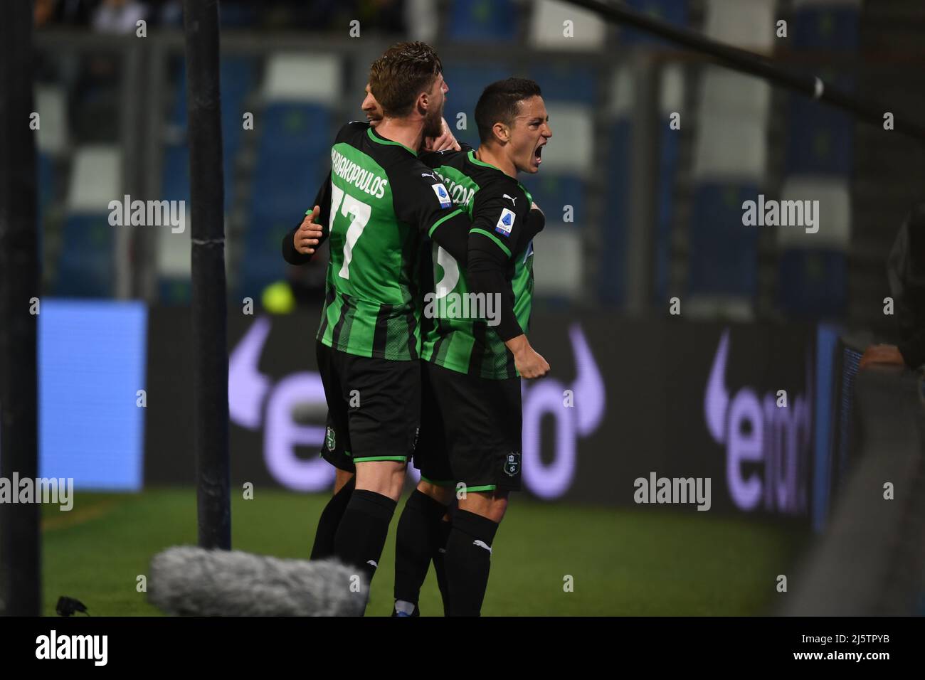 Domenico Berardi (Sassuolo)Giacomo Raspadori (Sassuolo)Giorgos Kriakopoulos (Sassuolo) célèbre après avoir inscrit le premier but de son équipe lors de la série italienne Un match entre Sassuolo 1-2 Juventus au stade Mapei le 25 avril 2022 à Reggio Emilia, Italie. (Photo de Maurizio Borsari/AFLO) Banque D'Images