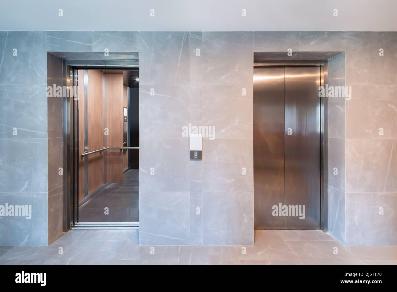 ascenseurs ouverts dans l'hôtel Banque D'Images