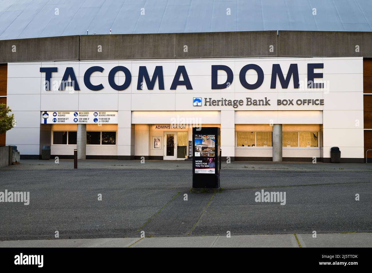 Tacoma, Washington, États-Unis - 23 avril 2022 ; panneau pour le dôme de Tacoma dans l'État de Washington sur le côté du bâtiment Banque D'Images