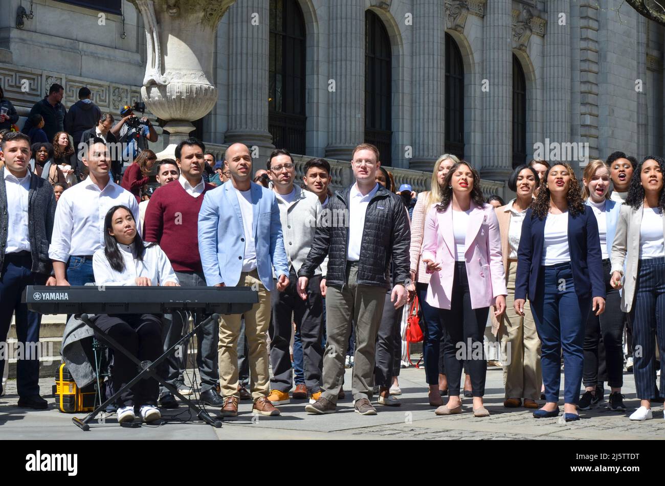 On voit des gens chanter devant la Mid-Manhattan Library à New York le 24 avril 2022. Banque D'Images