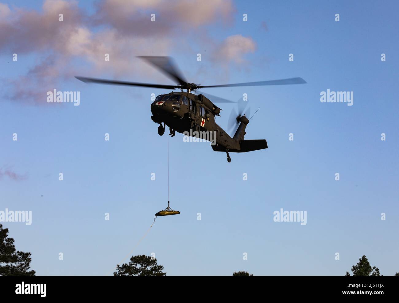 Les médecins de vol de l'armée américaine affectés à la Compagnie G, 3D Bataillon, 238th Aviation Regiment, Mississippi Army National Guard, effectuent une formation d'évacuation médicale (MEDEVAC) dans un UH-60 Black Hawk pendant la grève du Sud 2022 au Camp Shelby joint Forces Training Center, Mississippi, le 24 avril 2022. Southern Strike 2022 est un exercice de combat à grande échelle, conjoint et international, qui comprend une évacuation sanitaire aéroportuaire, une contre-insurrection, un soutien aérien étroit, des évacuations non combattantes et des opérations maritimes spéciales. (É.-U. Photo de la Garde nationale de l'armée par le sergent d'état-major. Renee Seruntine) Banque D'Images