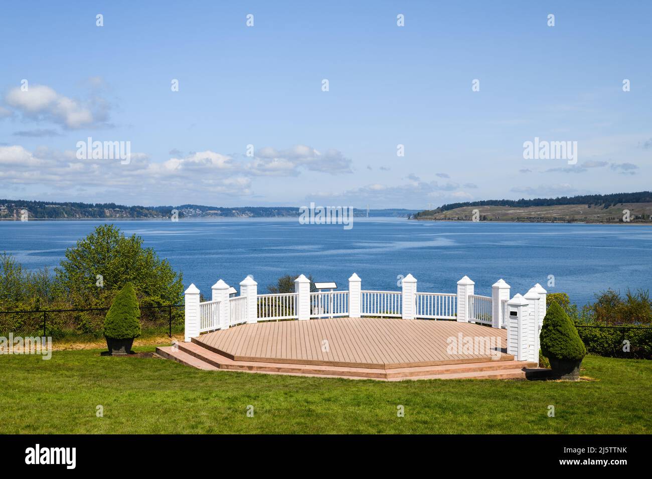 Steilacoom, WA, États-Unis - 23 avril 2022 ; kiosque et scène au parc Pioneer Orchard à Steilacoom, Washington, avec vue sur Puget Sound Banque D'Images