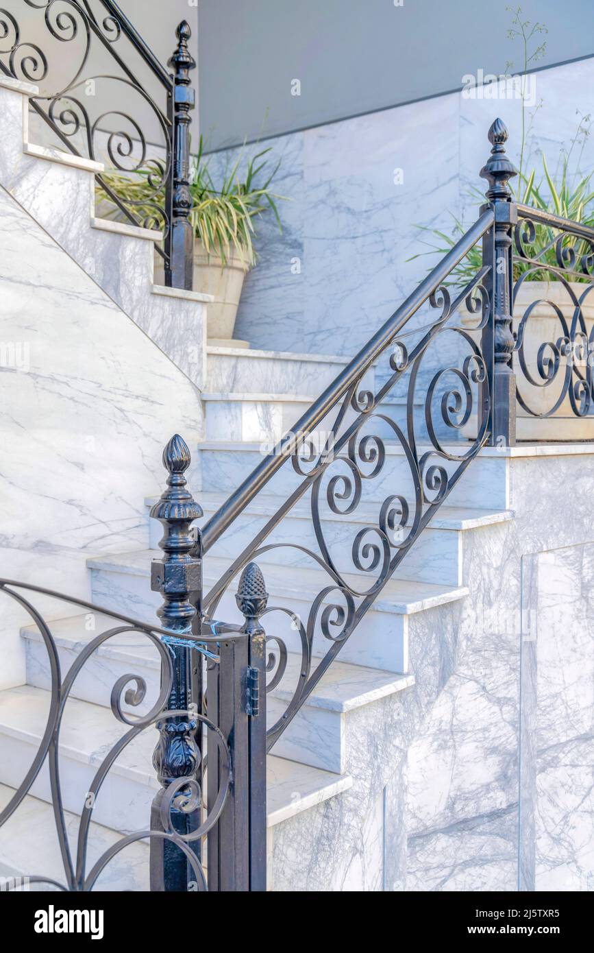 Escalier extérieur avec rambardes en fer forgé noir et marches et mur en  marbre Photo Stock - Alamy