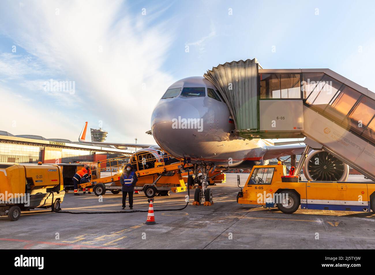 Vue de face gros avion moderne approche embarquement Banque D'Images