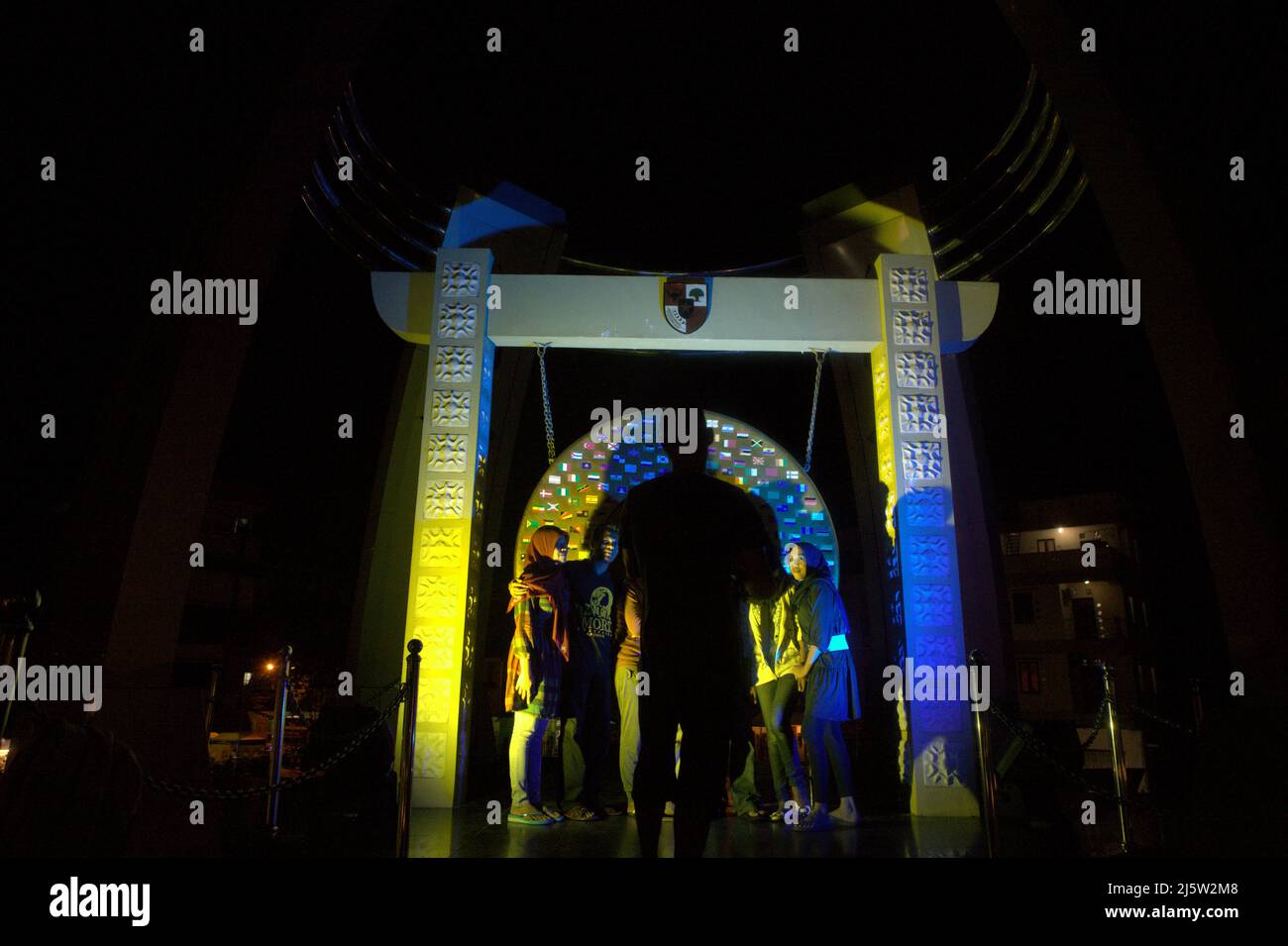 Jeunes ayant une séance photo au Gong de la paix mondiale à Ambon, dans le centre de Maluku, en Indonésie. Banque D'Images