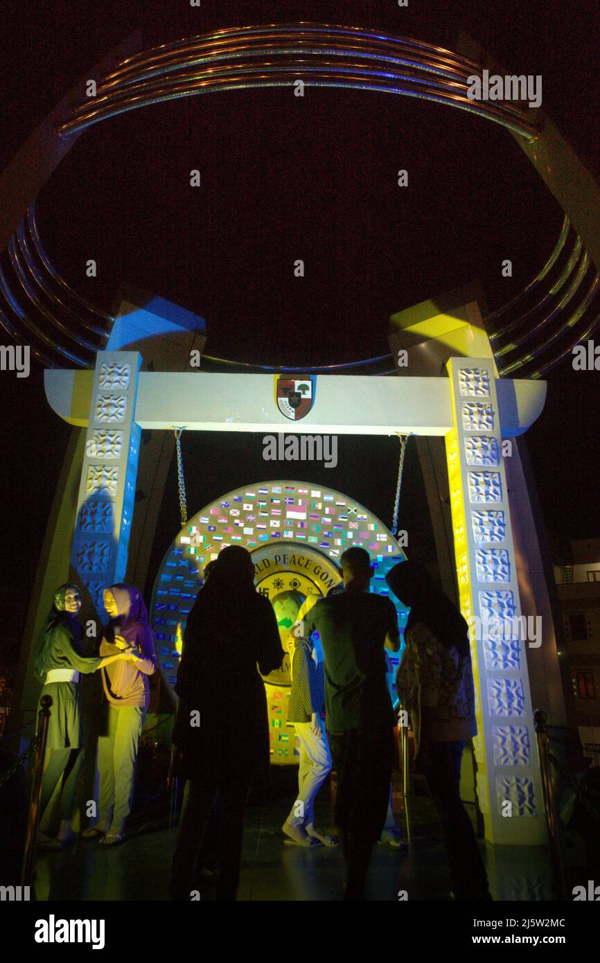 Jeunes ayant une séance photo au Gong de la paix mondiale à Ambon, dans le centre de Maluku, en Indonésie. Banque D'Images