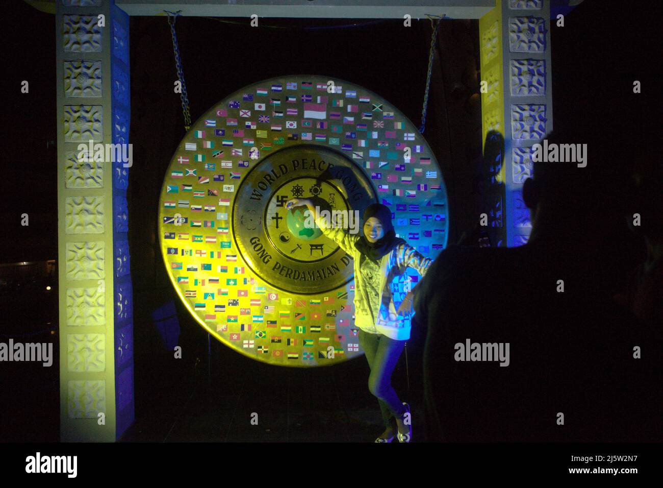 Jeunes ayant une séance photo au Gong de la paix mondiale à Ambon, dans le centre de Maluku, en Indonésie. Banque D'Images