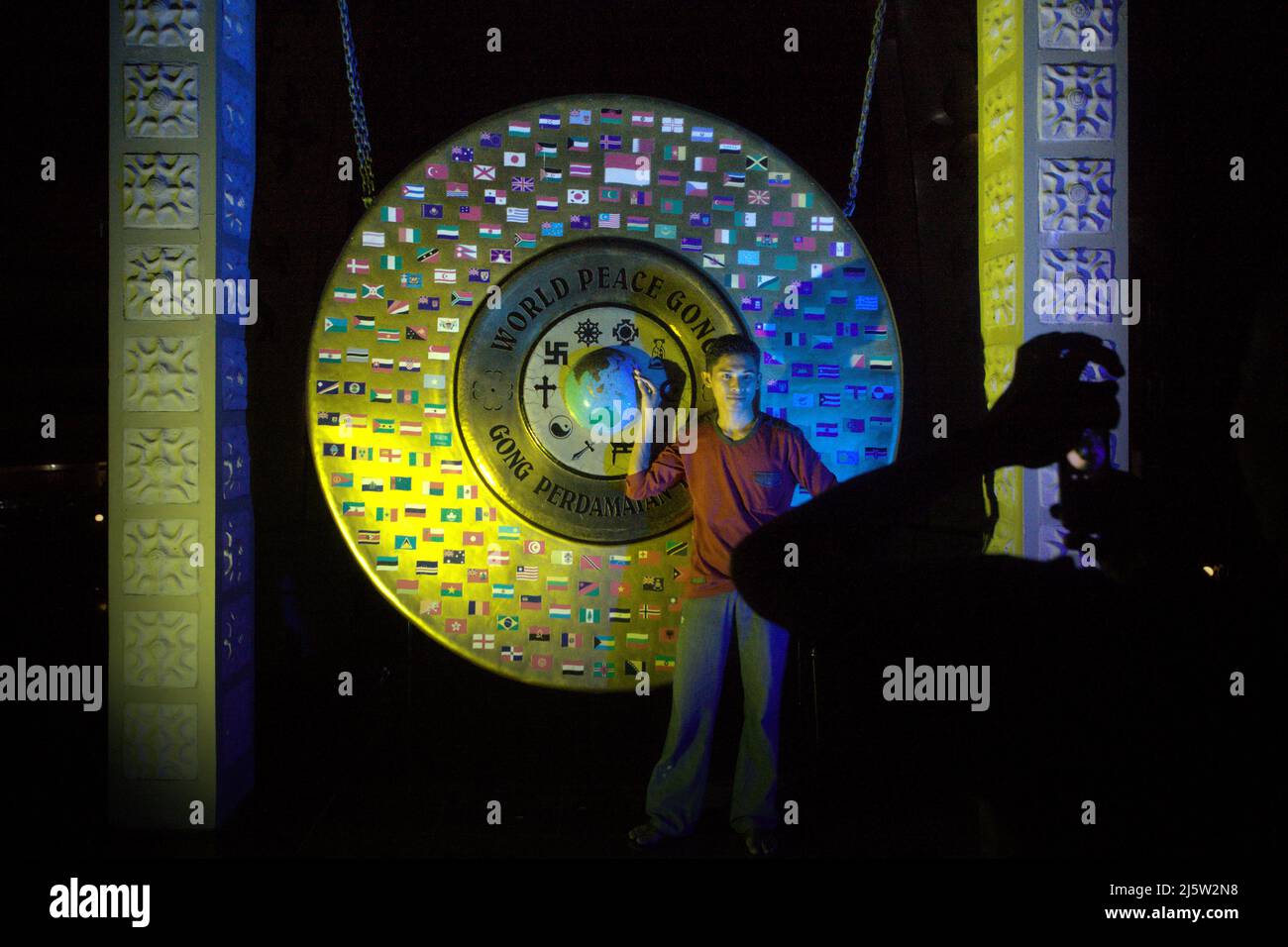 Jeunes ayant une séance photo au Gong de la paix mondiale à Ambon, dans le centre de Maluku, en Indonésie. Banque D'Images