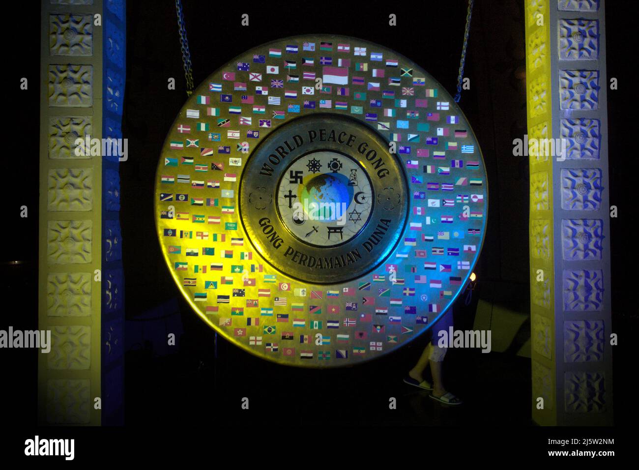 Le World Peace Gong à Ambon, Maluku central, Indonésie. Banque D'Images