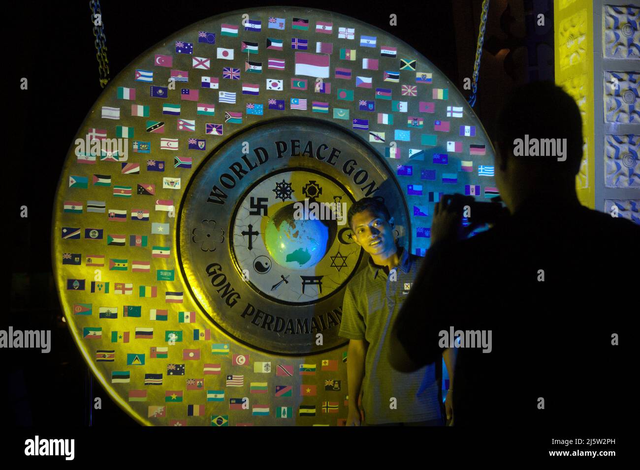 Jeunes ayant une séance photo au Gong de la paix mondiale à Ambon, dans le centre de Maluku, en Indonésie. Banque D'Images