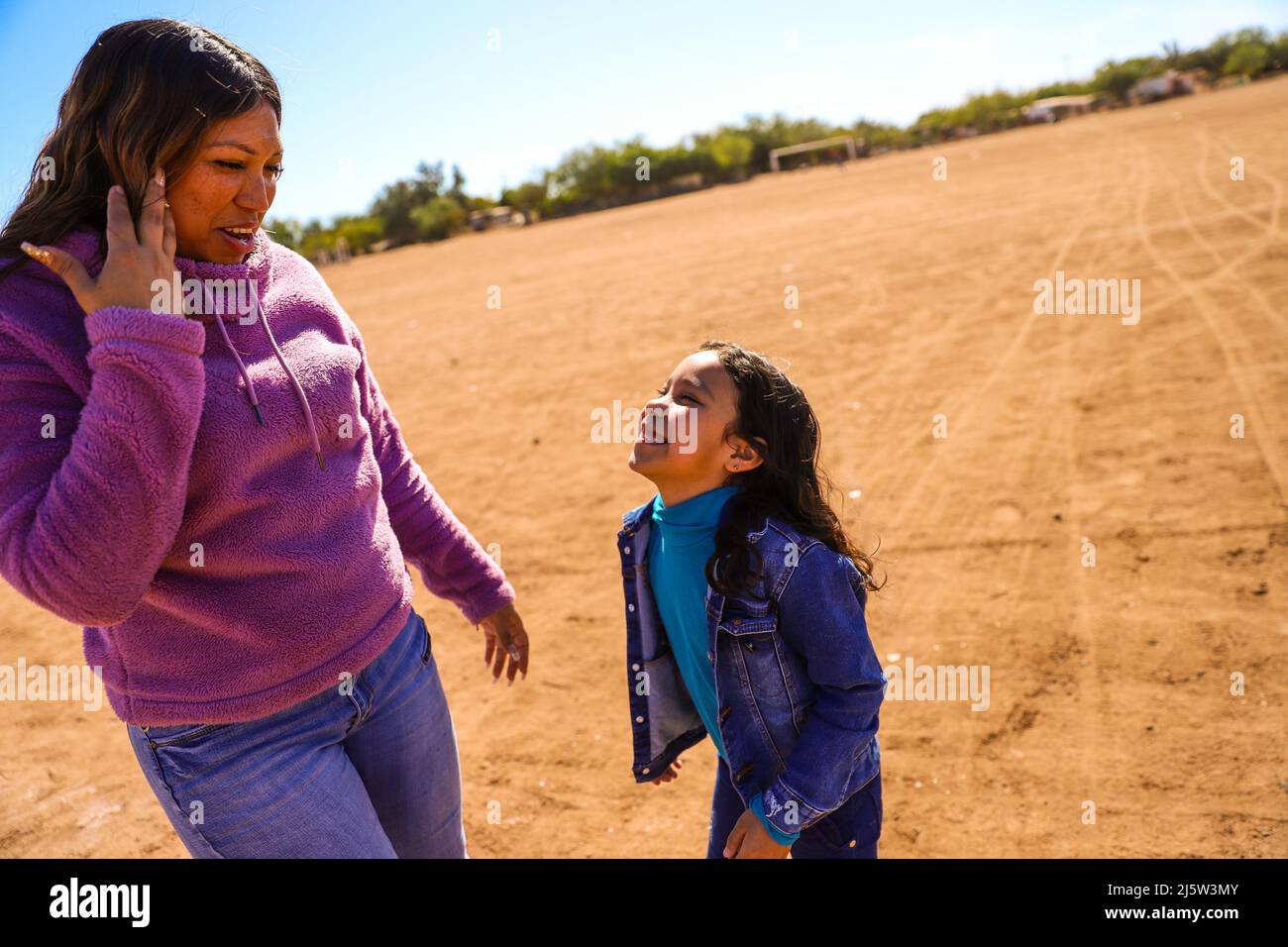 PAREDÓN Colorado ou Paredón Viejo est une ranchería dans la municipalité de Benito Juárez, situé dans le sud de l'état mexicain de Sonora, Mexique. Aux rives de la baie de Tóbari. Il reçoit le tourisme de Valle del Yaqui, Navojoa et Bacobampo. Yaqui mère et fille, Abril Minjares, Madre e hija yaquis , Abril Minjares, niña, heureux, feliz , Simple, sonríe (photo par Luis Gutierrez/Norte photo) Paredón Colorado ou Paredón Viejo est une ranchería dans la municipalité de Benito Juárez, situé dans le sud de l'état mexicain de Sonora, Mexique. A las orillas la Bahía del Tóbari. Le curisme du Recibe Banque D'Images
