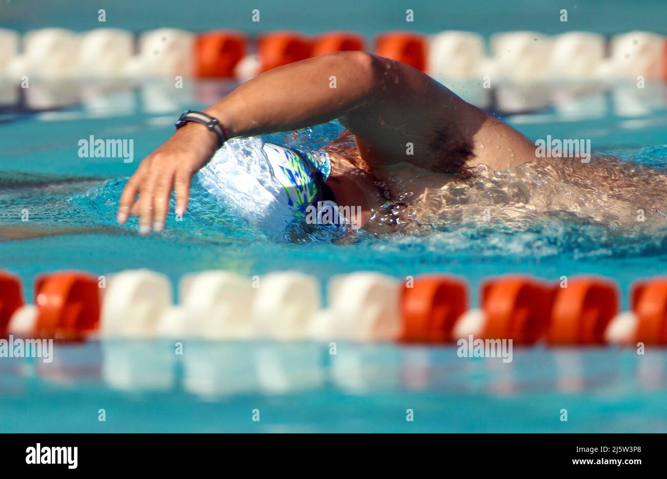 Homme professionnel nageur concurrent dans la piscine Banque D'Images