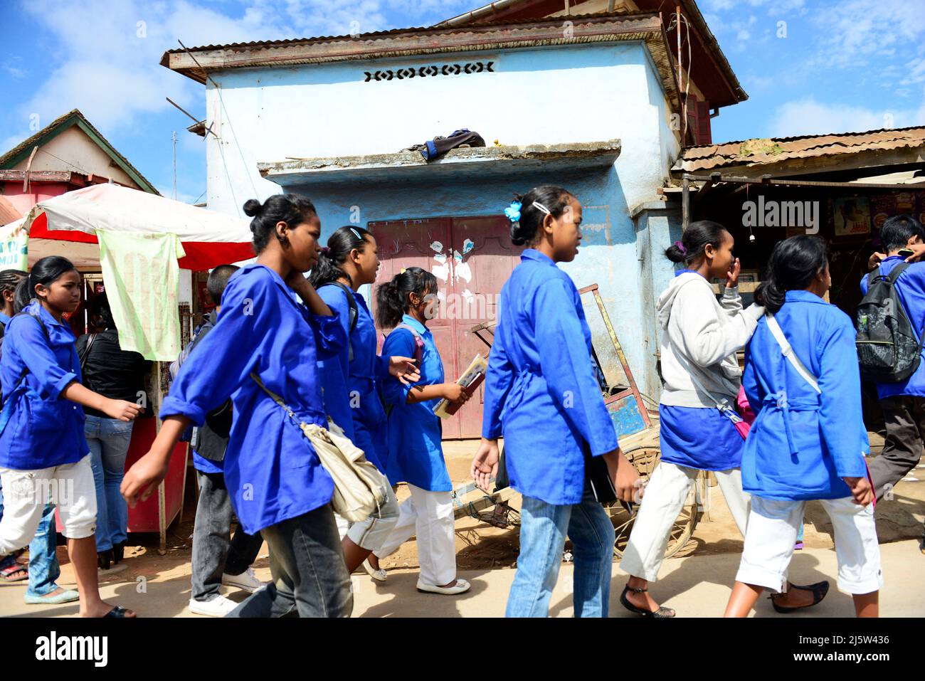 Des écoliers malgaches qui marchent jusqu'à leur domicile. Photo prise dans le quartier d'Ambohimanga près d'Antananarivo, Madagascar. Banque D'Images