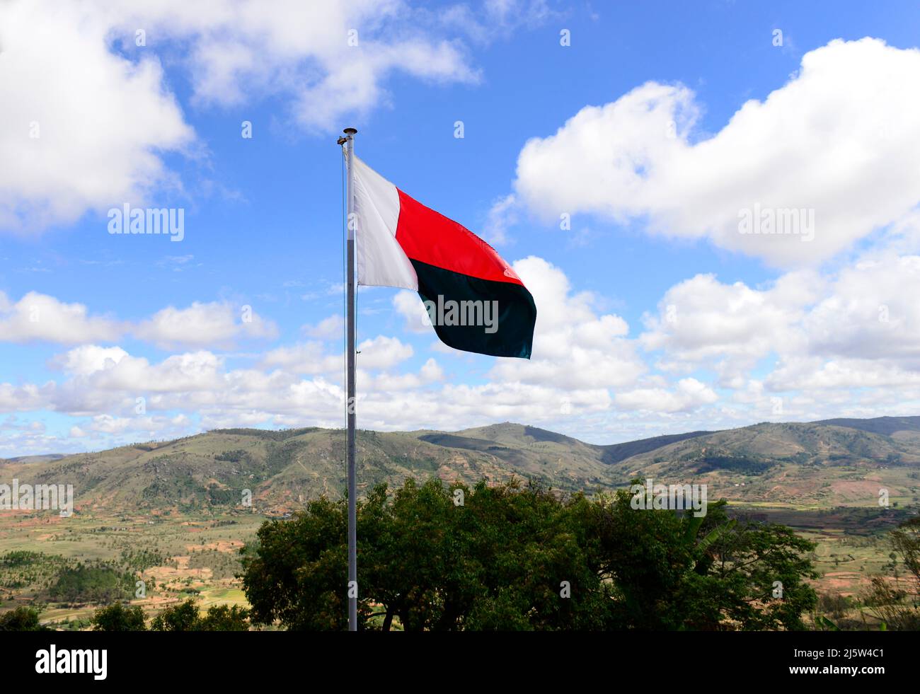 Le drapeau malgache au château d'Ambohimanga à Madagascar. Banque D'Images