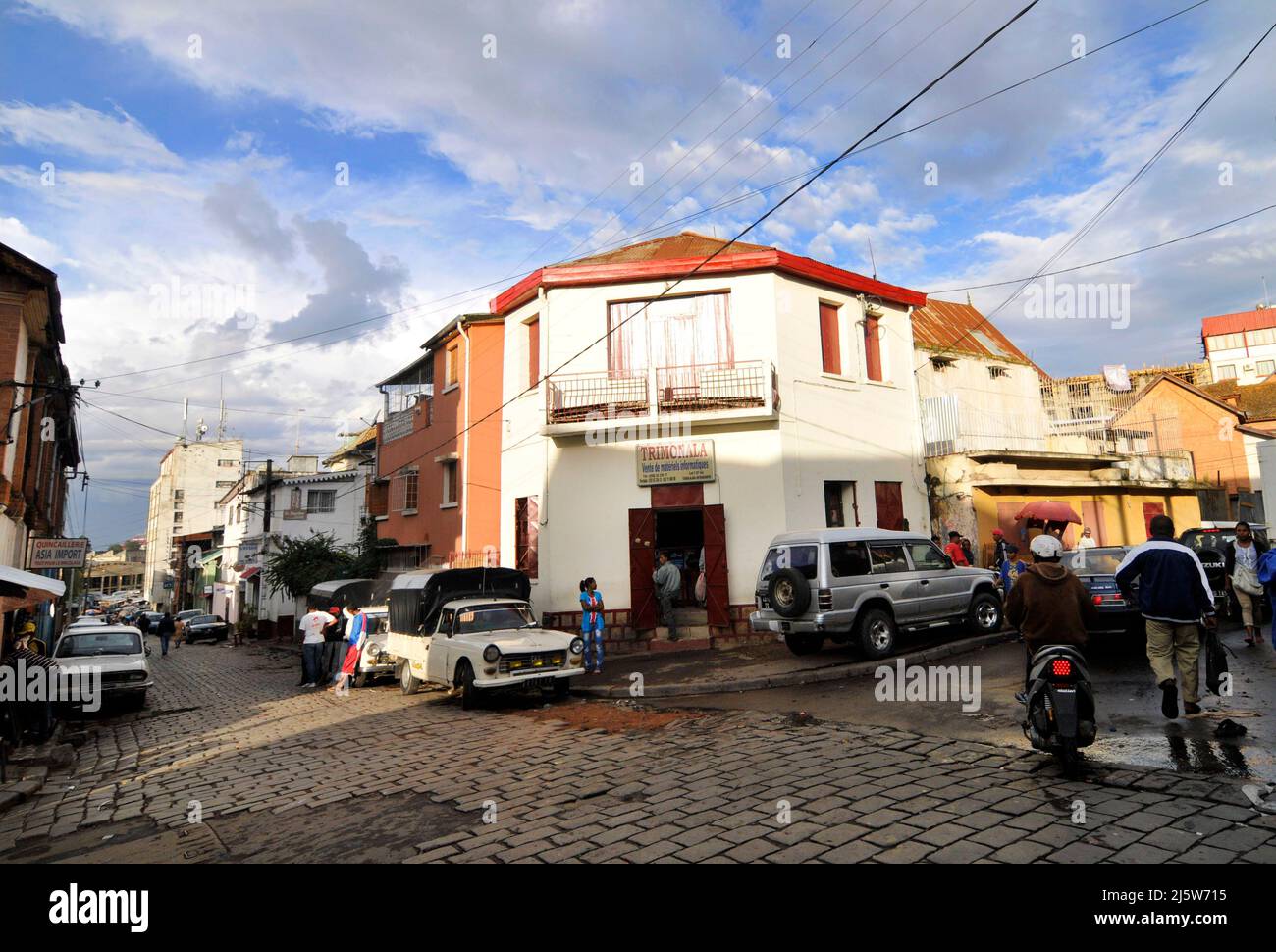 Marche à travers un vieux quartier dans le centre d'Antananarivo, Madagascar. Banque D'Images