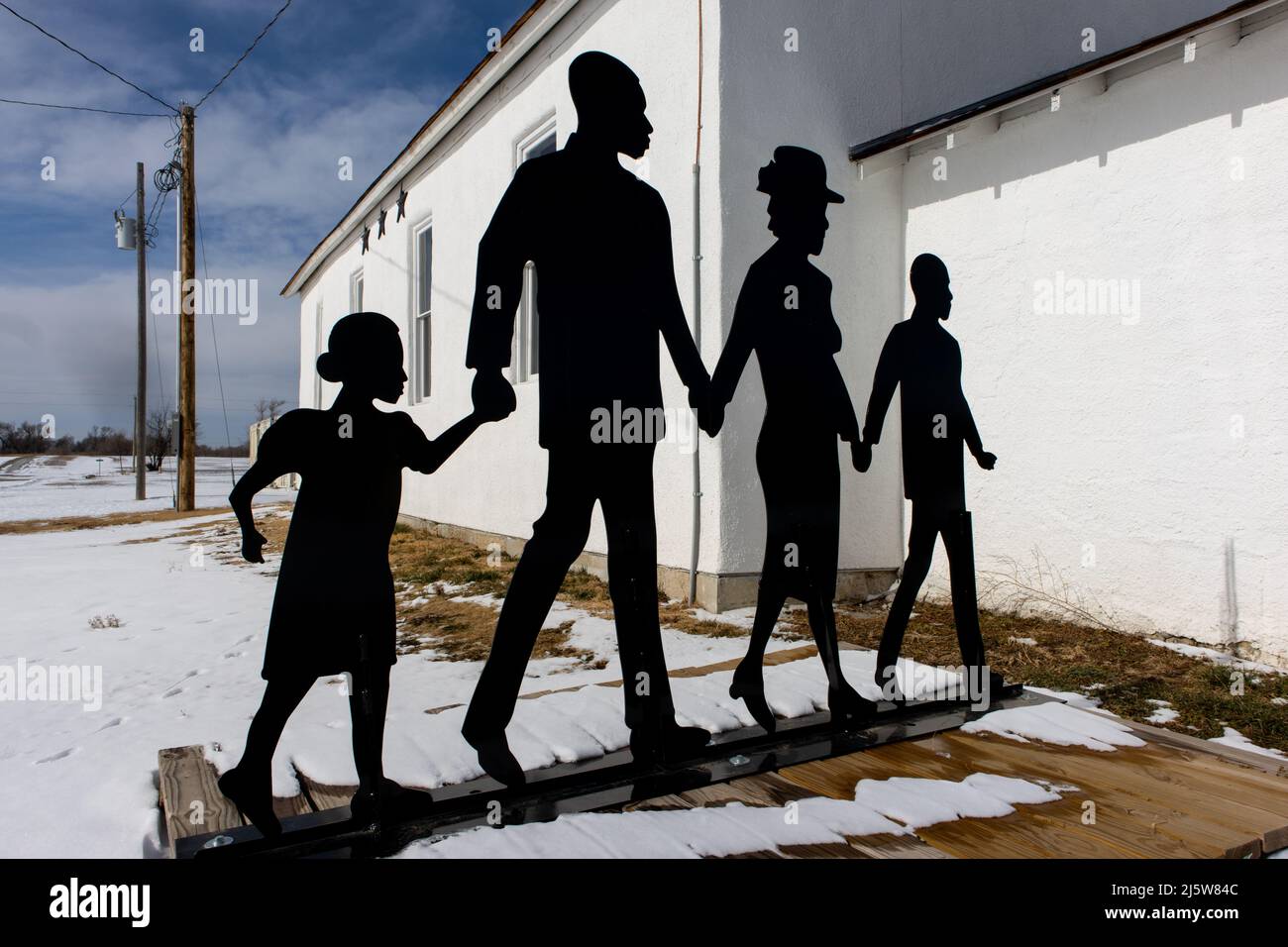 La silhouette d'une famille noire près d'une église noire historique à Nicodème, Kansas Banque D'Images