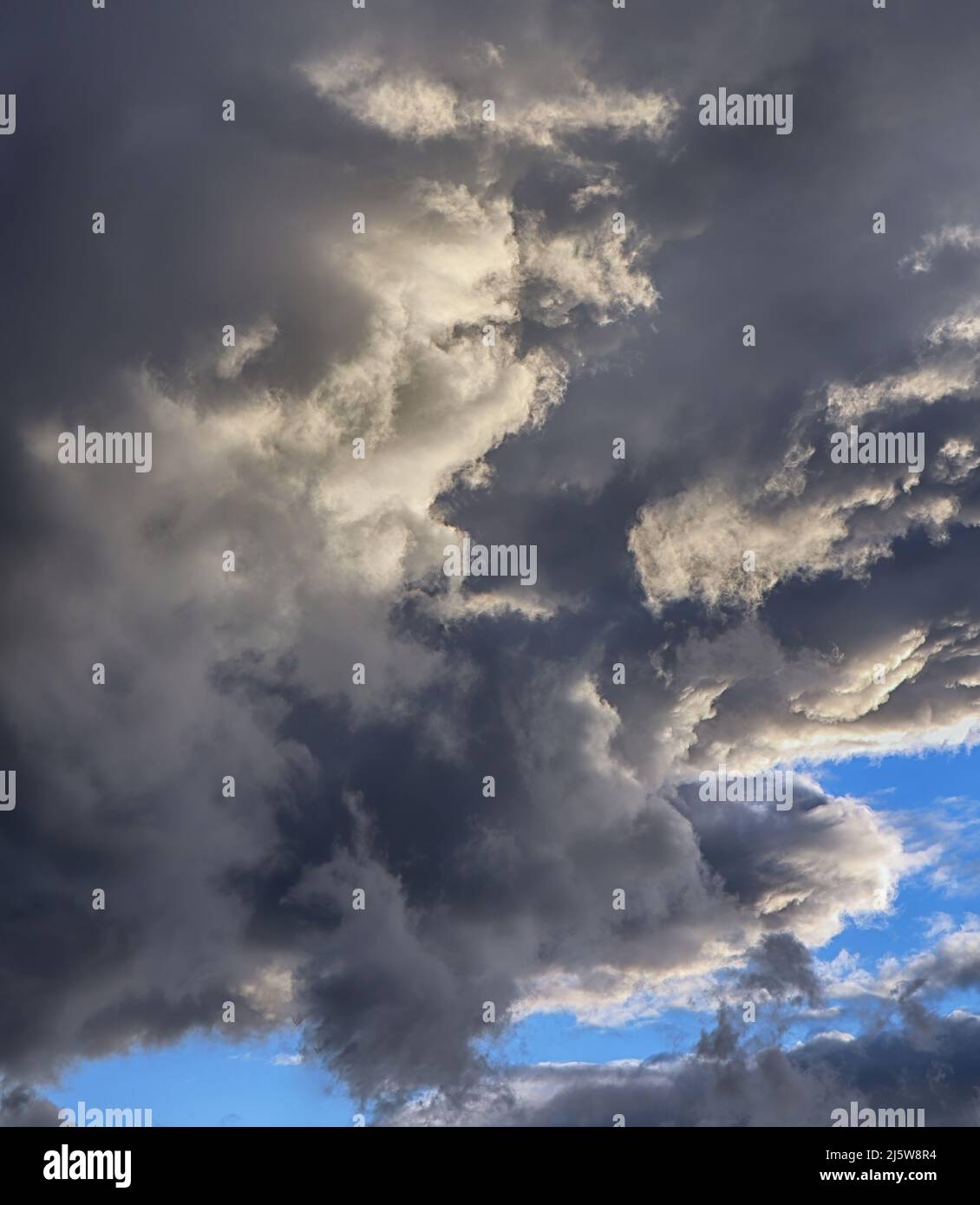 Arrière-plan spectaculaire de la zone de nuages. Nuages de tempête équitables Banque D'Images