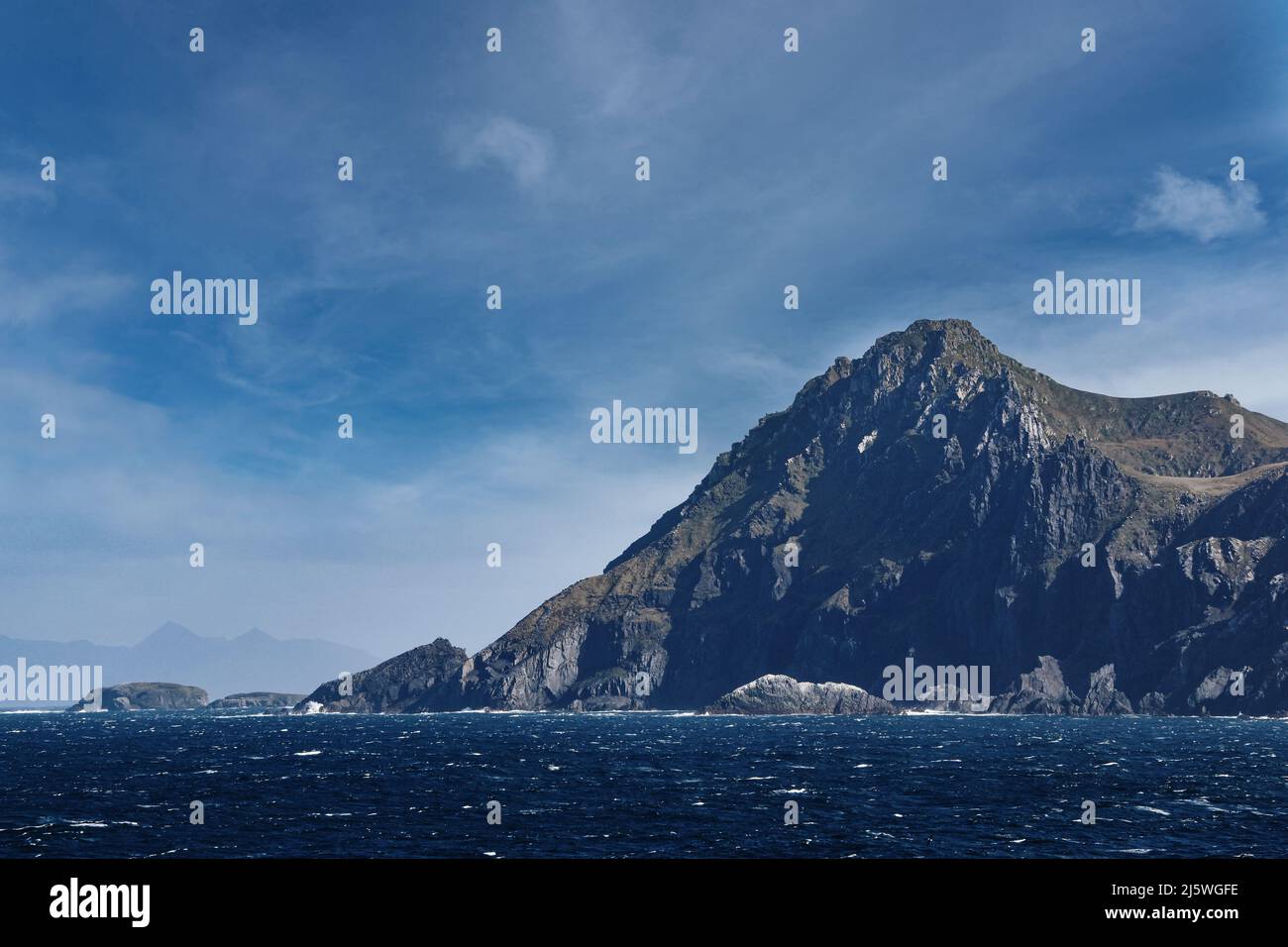 Falaises abruptes et mer à Cape Horn contre le ciel bleu Banque D'Images