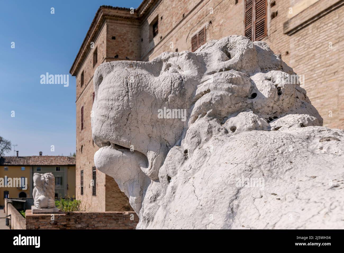 La statue d'un lion blanc dans le centre historique de Soragna, Parme, Italie Banque D'Images
