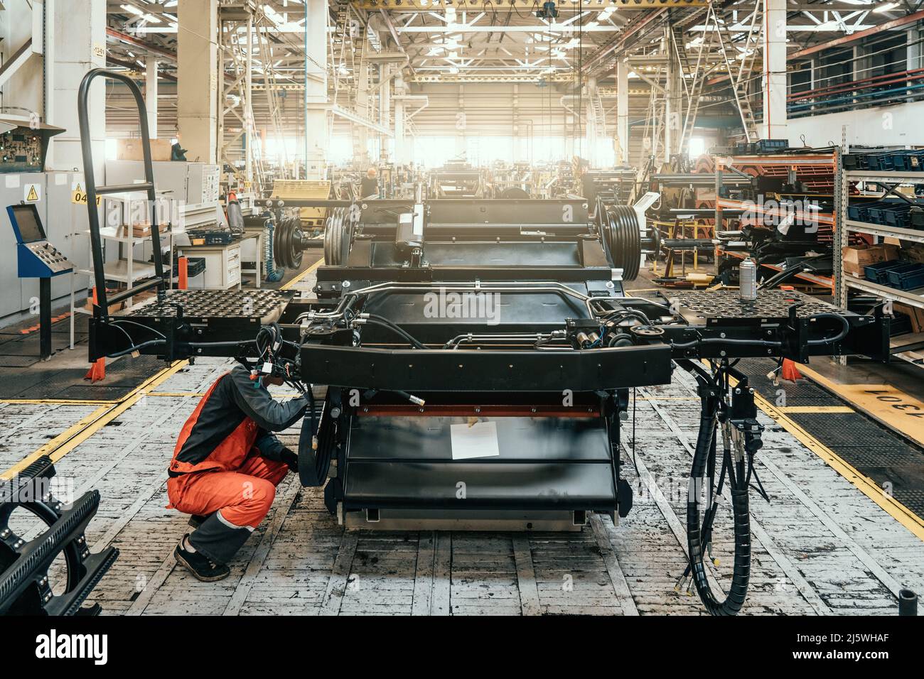 Processus d'assemblage du tracteur agricole et de la récolteuse. Fabrication et assemblage de moissonneuses-batteuses industrielles. Banque D'Images