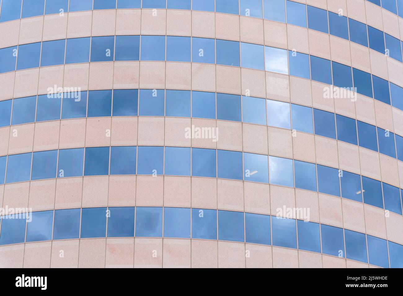 Bâtiment incurvé avec murs en verre et en marbre à Silicon Valley, San Jose, Californie Banque D'Images