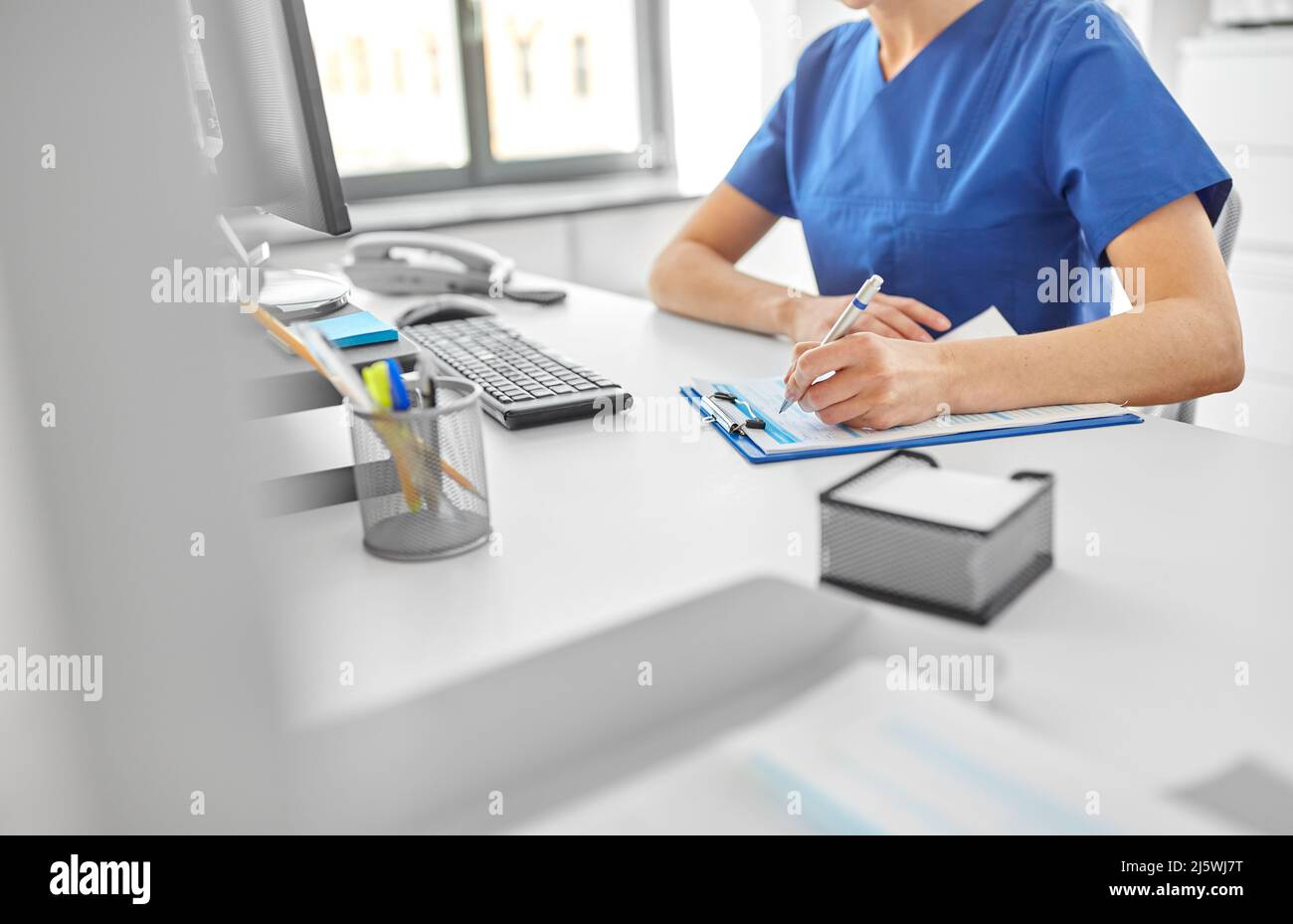 médecin ou infirmière avec presse-papiers à l'hôpital Banque D'Images