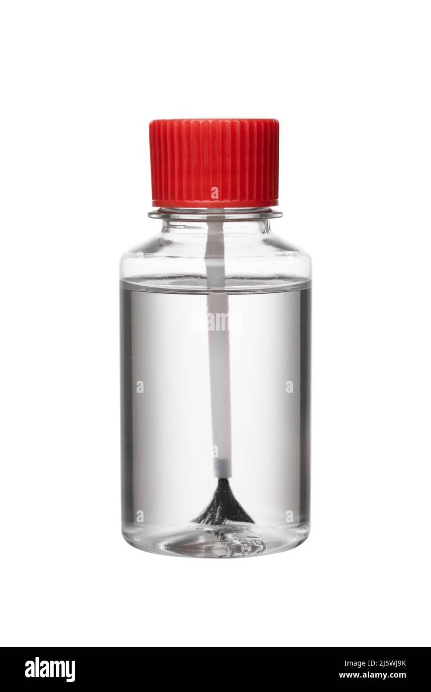Flacon de chimie en verre avec liquide transparent ou solvant utilisé pour le nettoyage des étiquettes sur fond blanc. Un équipement de laboratoire scientifique pour les tests en laboratoire et Banque D'Images