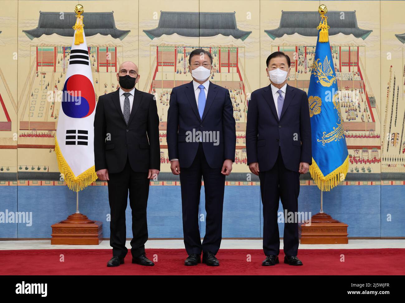 Pyongyang (Corée du Nord), le 25 avril 2022, l'envoyé de l'Algérie à Séoul le président Moon Jae-in (C) pose avec l'ambassadeur d'Algérie en Corée du Sud Mohammed Bensabri (L) lors d'une cérémonie pour recevoir les pouvoirs de l'envoyé au bureau présidentiel Cheong Wa DAE à Séoul le 26 avril 2022. Le ministre sud-coréen des Affaires étrangères, Chung EUI-Yong, se trouve à droite. (Yonhap)/2022-04-26 17:02:16/ photo via Newscom Banque D'Images