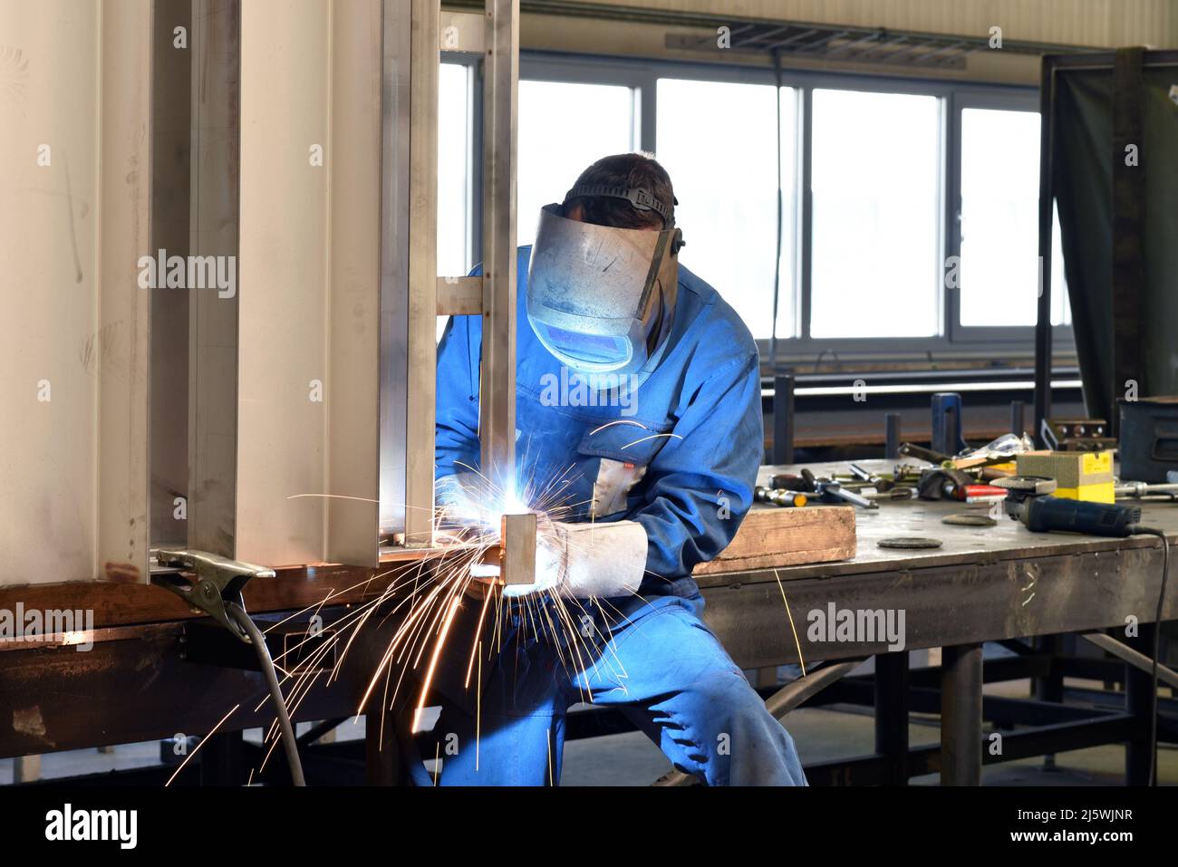 soudeur au travail dans une entreprise de construction d'acier - vêtements  de travail et de protection Photo Stock - Alamy
