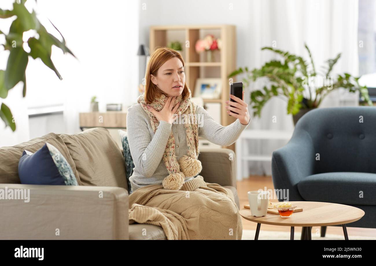 femme malade ayant un appel vidéo au téléphone à la maison Banque D'Images