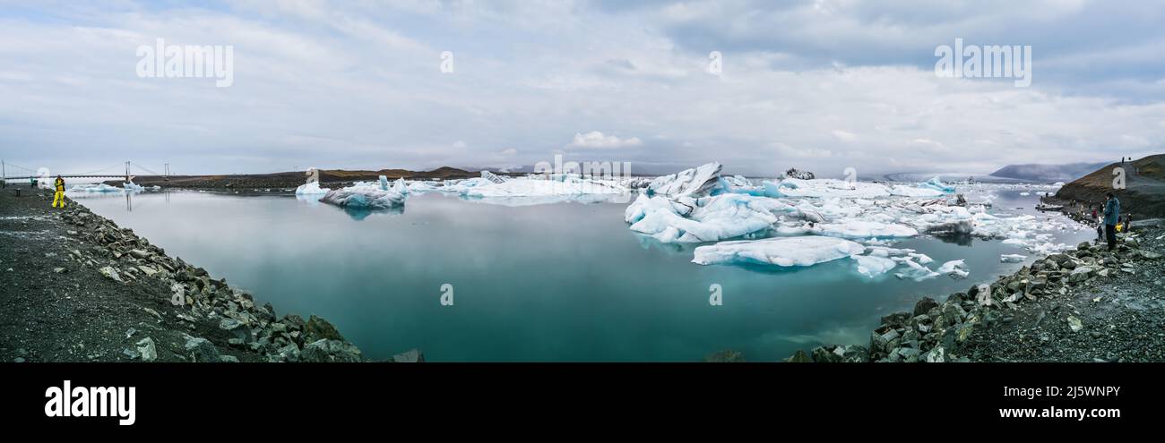 La lagune de Jokulsarlon icebergs canal à l'océan Banque D'Images