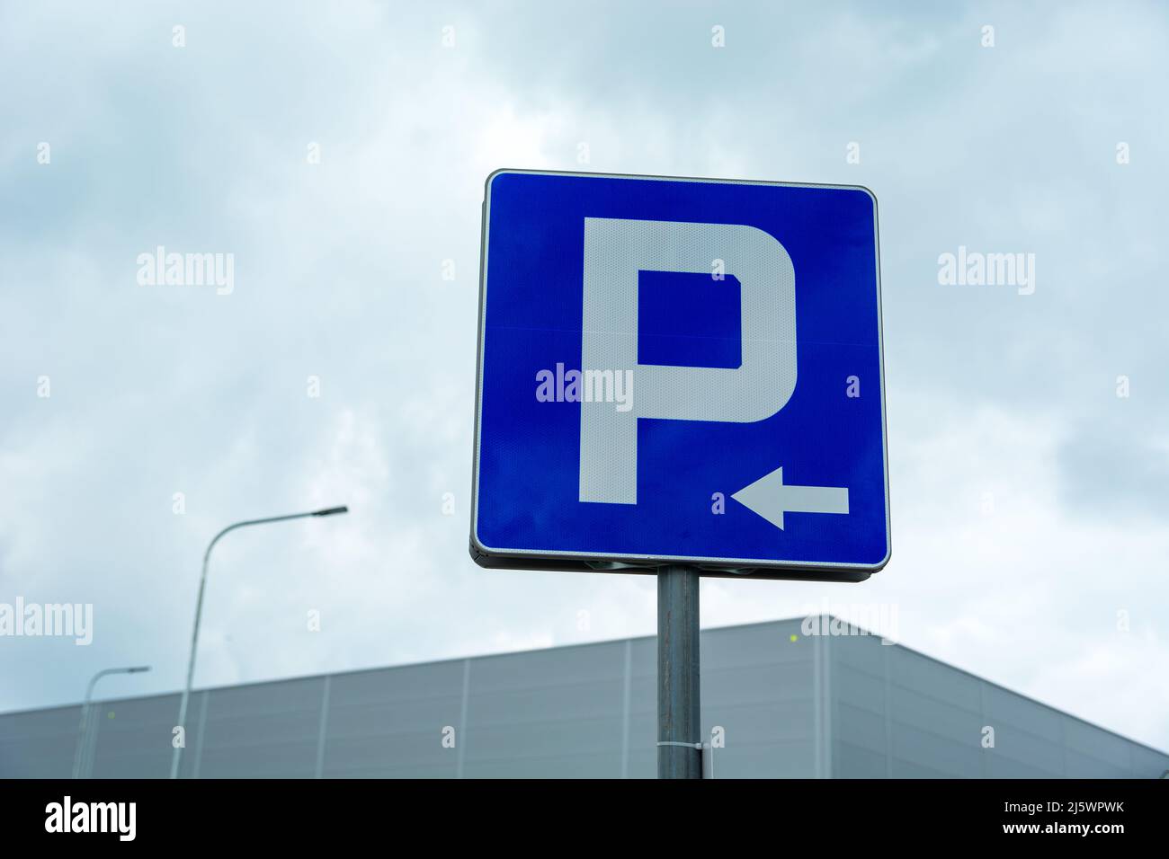 Panneau bleu parking avec flèche gauche Banque D'Images