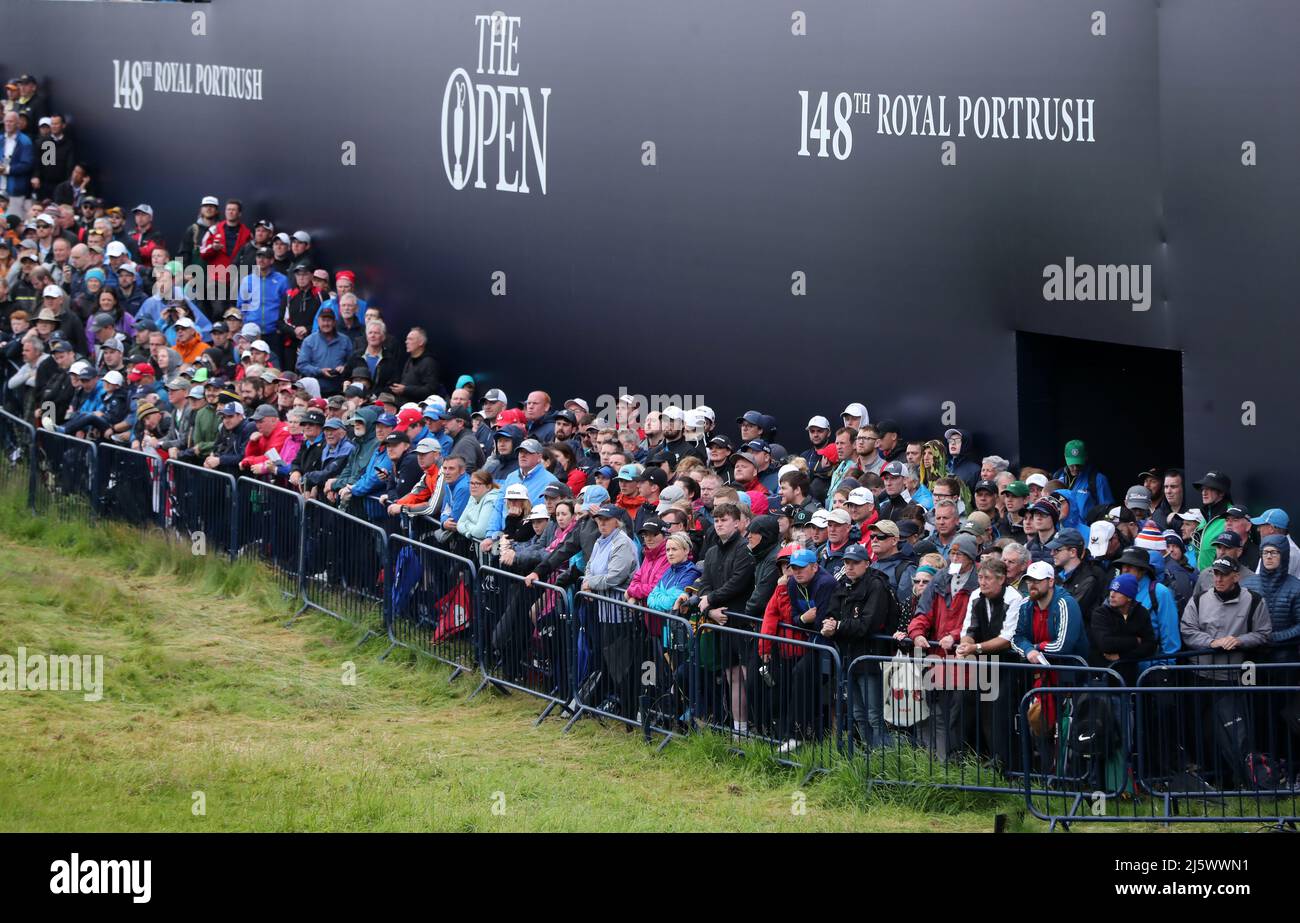 Photo du dossier en date du 21-07-2019 de la foule se rassemblent sur le 18th trous au cours du quatrième jour du Championnat ouvert 2019 au Royal Portrush Golf Club. St Andrews se prépare à attirer une foule record de 290 000 personnes pour le Championnat Open 150th. Date de publication : le mardi 26 avril 2022. Banque D'Images