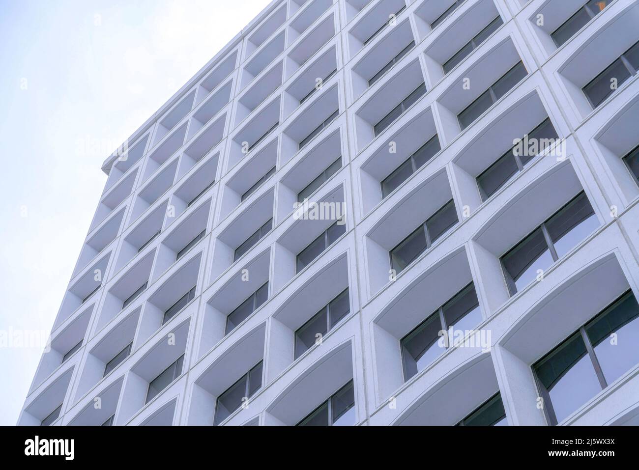 Vue à angle bas d'un bâtiment avec extérieur blanc à Silicon Valley, San Jose, Californie Banque D'Images