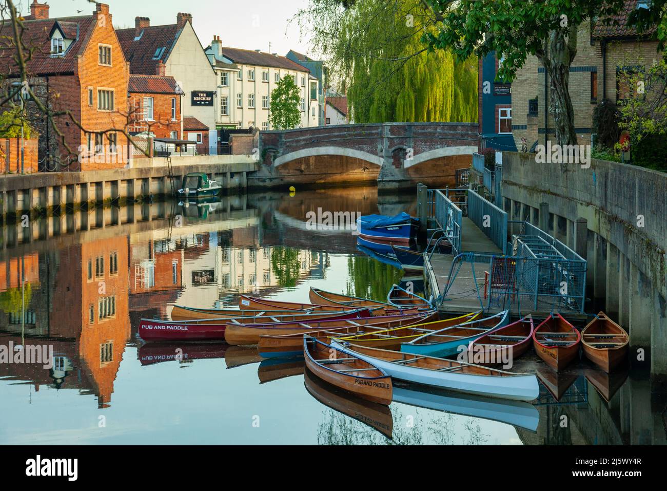 Matin de printemps sur la rivière Wensum à Norwich, Norfolk, Angleterre. Banque D'Images
