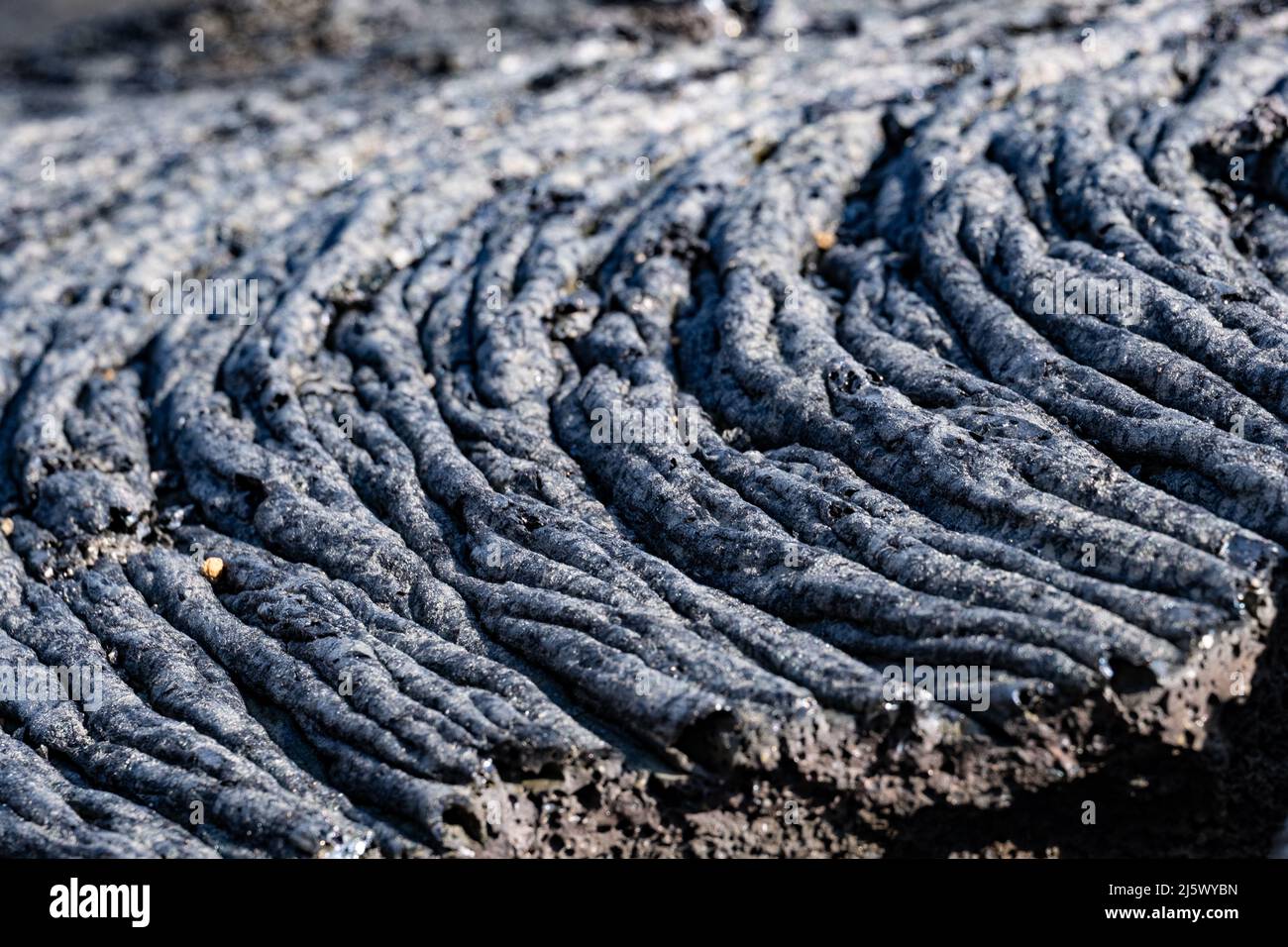 Erkaltete Stricklava ('Pāhoehoe') am Vulkan Fagradalsfjall, Reykjanes, Île. Banque D'Images