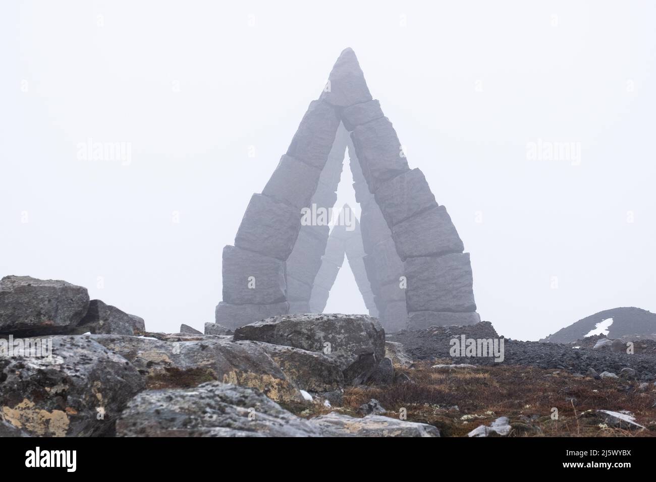 Steinskultur 'The Arctic Henge' BEI Raufarhöfn dans le Nord-est. Starker Nebel, Winterlandschaft. Banque D'Images