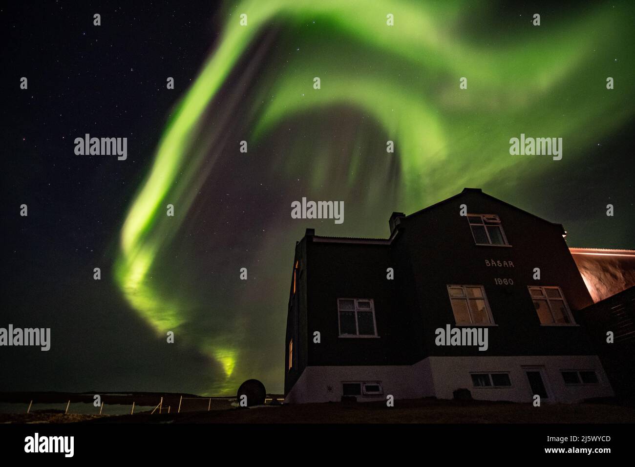 Nordlichter über einem Haus dans l'île. Banque D'Images