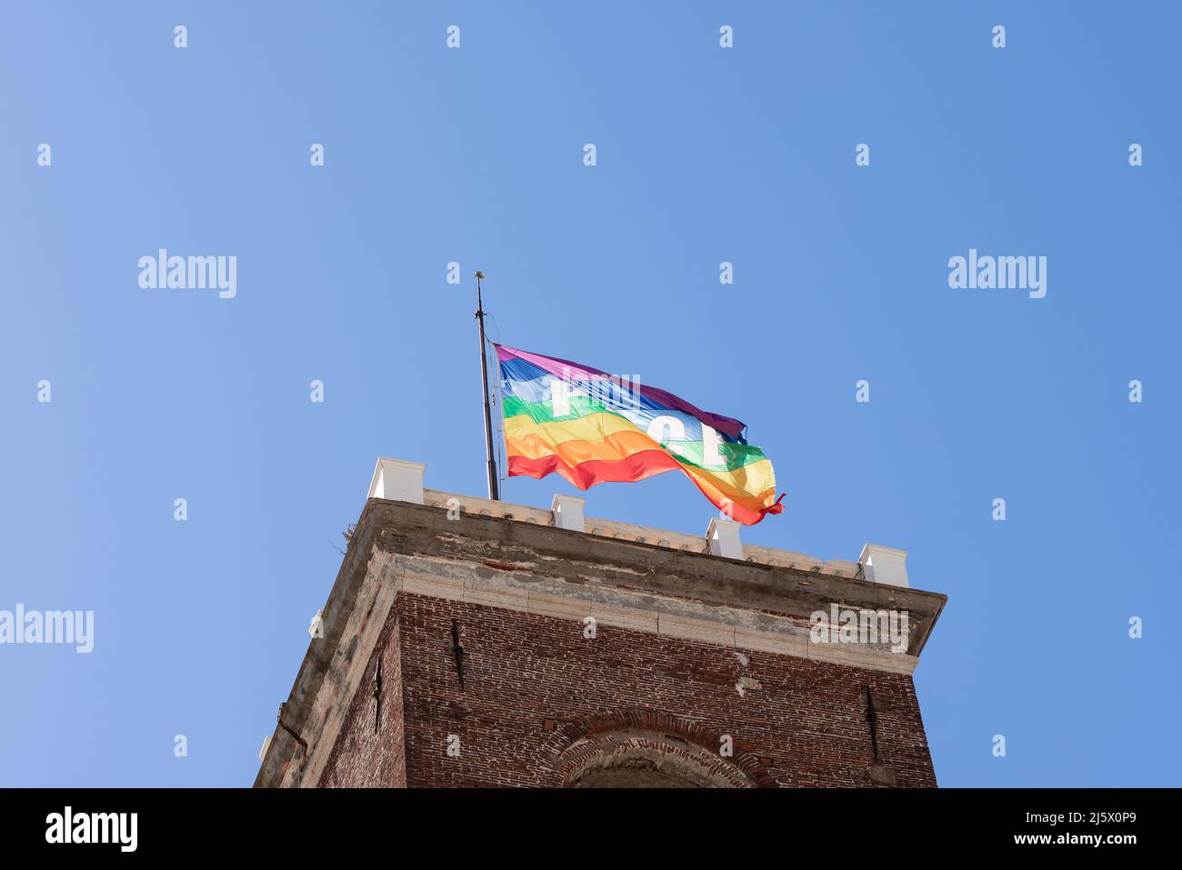 Drapeau arc-en-ciel avec le mot PACE Peace en italien, sur la tour de Gênes, en Italie. Soutenir le concept de l'Ukraine Banque D'Images