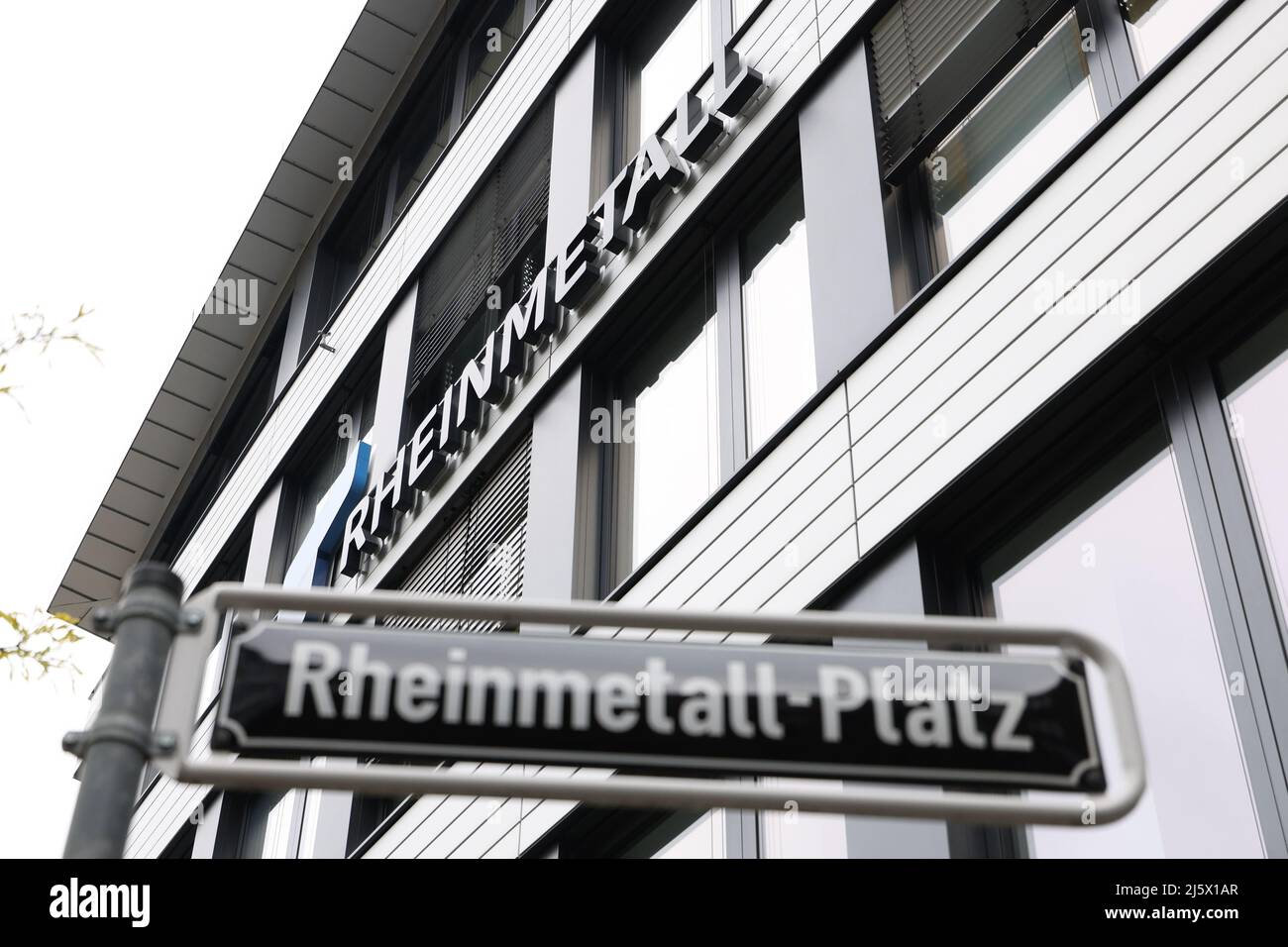 Düsseldorf, Allemagne. 26th avril 2022. Le logo Rheinmetall et le signe 'Rheinmetall Platz' sur le bâtiment Rheinmetall à Düsseldorf. Crédit : David Young/dpa/Alay Live News Banque D'Images