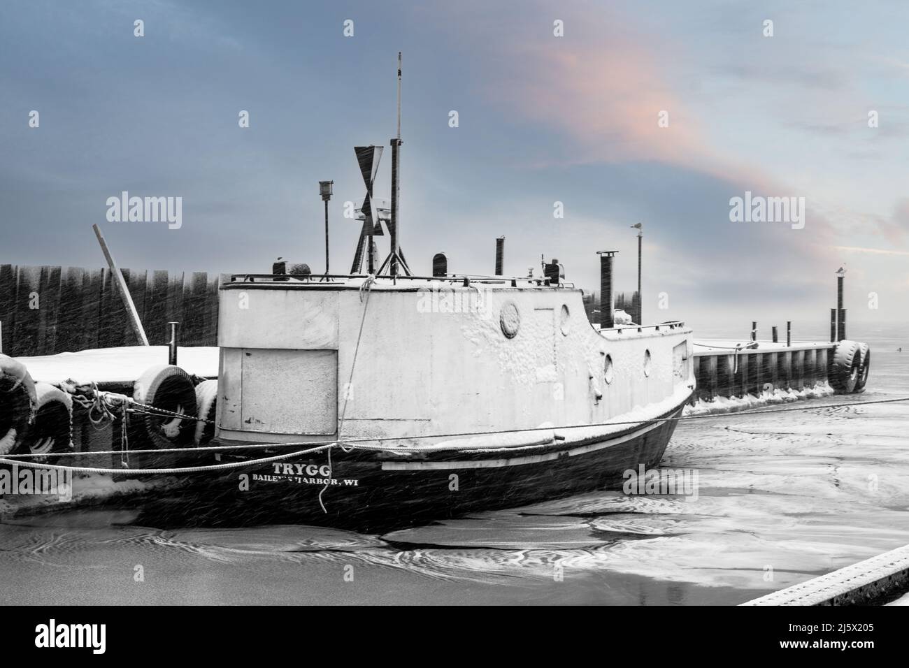 Ce remorqueur de pêche commerciale est glacé en attendant le début de la saison de pêche de printemps. Prise près de Baileys Harbour dans le comté de Door, Wisconsin. Banque D'Images