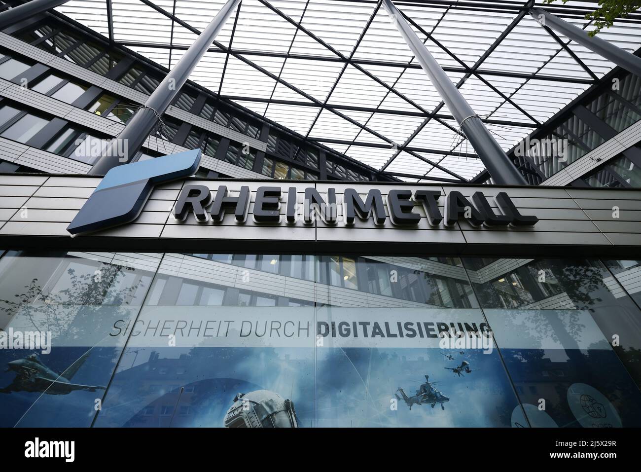 Düsseldorf, Allemagne. 26th avril 2022. Le logo Rheinmetall sur le bâtiment Rheinmetall de Düsseldorf. Crédit : David Young/dpa/Alay Live News Banque D'Images