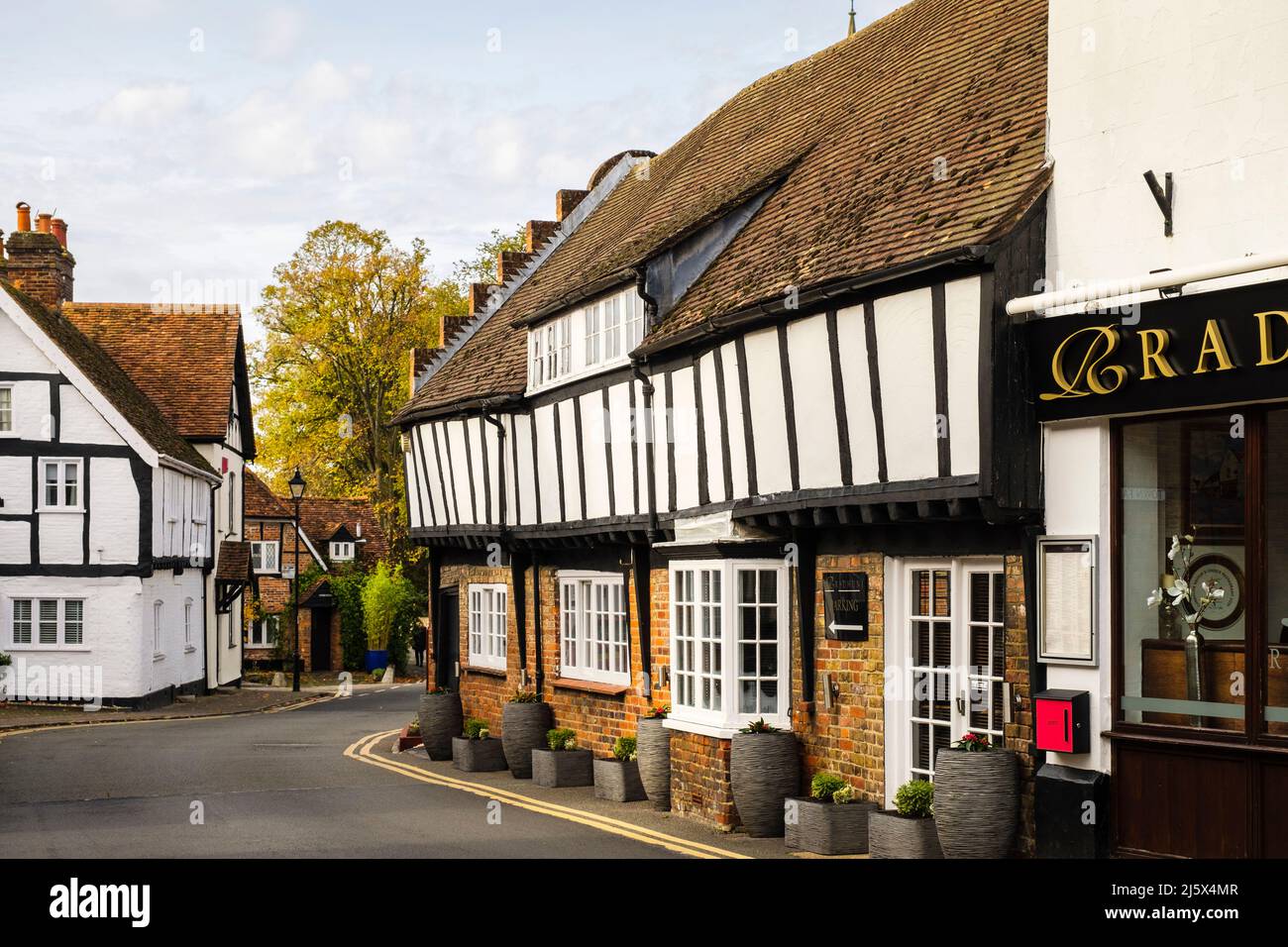 Vieux bâtiments à colombages dans une rue de la petite ville de Princes Risborough, Buckinghamshire, Angleterre, Royaume-Uni, Grande-Bretagne Banque D'Images