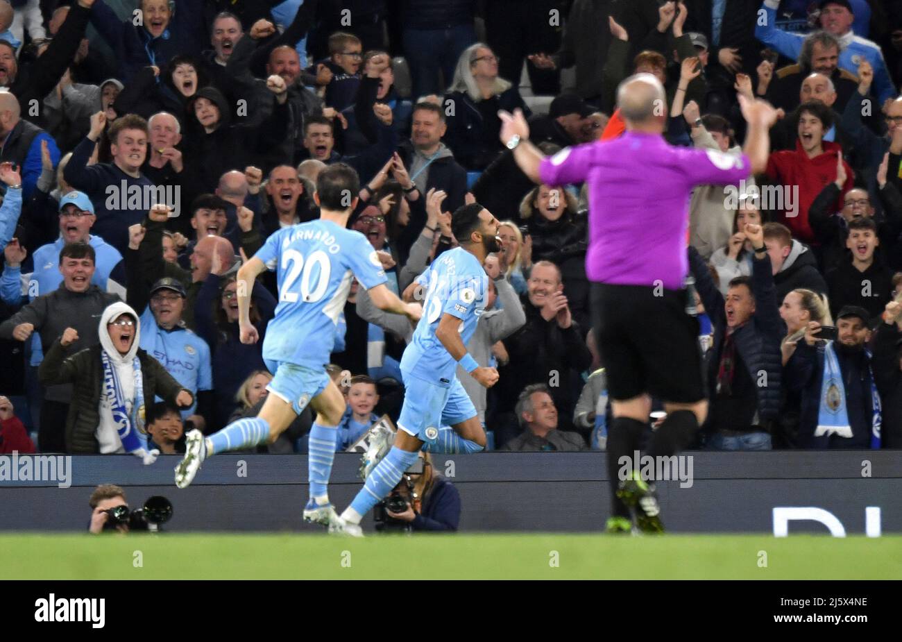 Riyad Mahrez de Manchester City célèbre le premier but du match de son côté. Date de la photo : jeudi 21 avril 2022. Le crédit photo devrait se lire: Anthony Devlin/Alamy Live News/Alamy Live News Banque D'Images